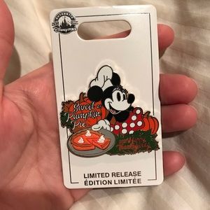 Thanksgiving Minnie Mouse pin Disney pins limited edition Walt Disney 2021